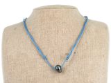 un collier orné d'une perle noire sur un mannequin