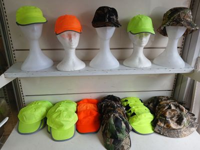 many hats that are on a shelf in a store