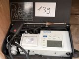 une valise dans laquelle se trouve une télécommande
