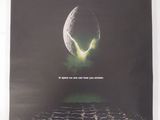 une affiche de film de science-fiction accrochée au mur d'une pièce