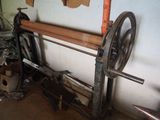 une machine qui se trouve dans une pièce, près d'un mur