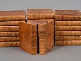 plusieurs vieux livres empilés sur une table