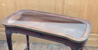 Vitrine plate de forme "rognon" en acajou sculpté et placage… (photo 3)