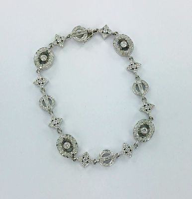 bracelet en argent et diamants sur fond blanc