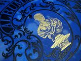 un gros plan sur un livre bleu orné d'un logo doré