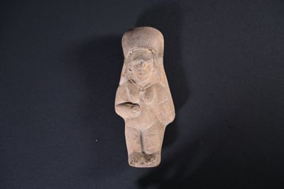 Figurine féminine précolombienne en terre cuite, portant une…