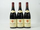 trois bouteilles de vin rouge posées sur une table blanche