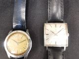deux montres assises l'une à côté de l'autre sur une table