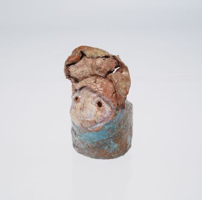 sculpture représentant la tête d'un homme coiffé d'un chapeau