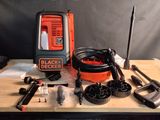une perceuse électrique Black & Decker et d'autres outils posés sur une table