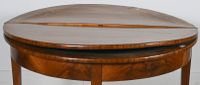 Table demi-lune en noyer et placage de noyer reposant par qu… (photo 3)