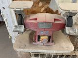 une machine posée sur une table