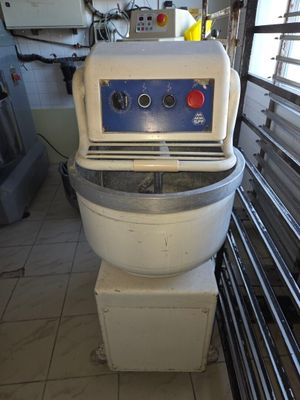 une machine posée sur les toilettes