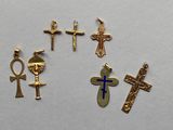 quatre croix, un ankht, un ankht, un ankht et un ankht