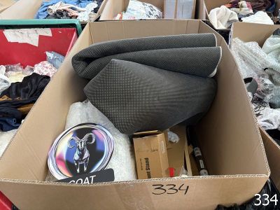 une boîte en carton remplie de vêtements et d'autres articles