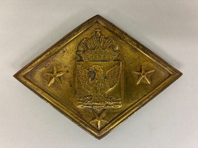 une assiette en or ornée d'une couronne et d'étoiles