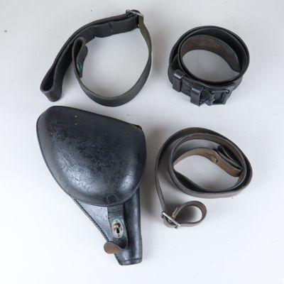 une paire de menottes en cuir noir et une paire de menottes en cuir noir