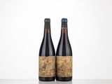 deux bouteilles de vin posées sur une table l'une à côté de l'autre