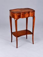 Table "billet doux" en bois de placage ouvrant à trois tiroi…