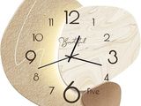 une horloge en bois ornée d'un motif en forme de cœur