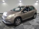 la petite voiture est garée sur le sol en damier du garage