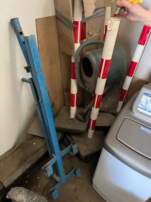 un homme debout à côté d'un tas d'outils