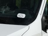 une camionnette blanche avec un autocollant sur le côté