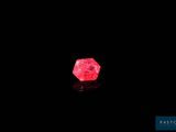gros plan d'un diamant rouge sur une surface noire