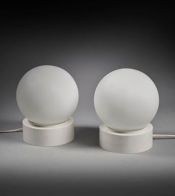 une paire de lampes de table blanches sur des pieds en bois, sur fond gris