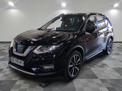 Le SUV Nissan noir est garé sur un sol à damier.