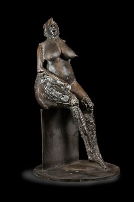 une image représentant une statue en bronze d'une femme assise sur un socle