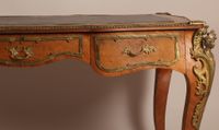 Bureau plat de forme galbée, en bois de placage marqueté. (photo 5)