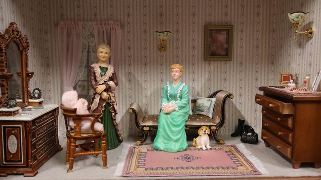 Diorama. Composition miniature, dans une vitrine en bois, vitre e...