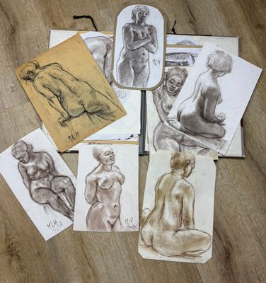 plusieurs dessins représentant une femme assise sur un plancher en bois