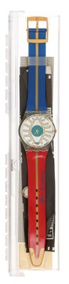 une montre dans un étui en plastique, avec un bracelet bleu et rouge