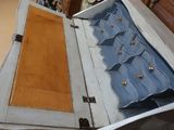 une vieille valise ouverte, posée par terre