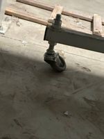 Deux tables de travail et une table à rouleaux (photo 4)