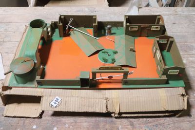 une maquette en carton représentant une table sur laquelle se trouve une horloge