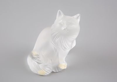 une image représentant une figurine de chat blanc sur fond gris