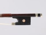 une image représentant un archet de violon auquel est attachée une corde