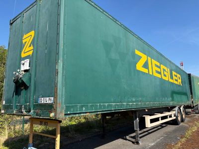un fourgon vert garé sur le bord de la route