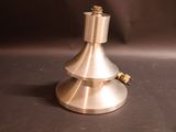 une lampe en métal posée sur une table