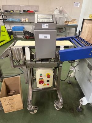 une machine placée au milieu d'une pièce