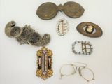 un grand nombre d'objets posés sur la table