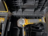 deux outils dans une boîte à outils posée par terre