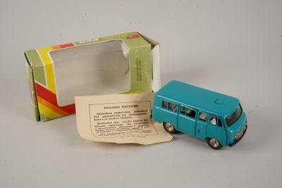 un petit bus jouet bleu posé à côté d'une boîte