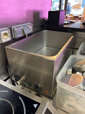 une plaque de cuisson argentée sur laquelle est posée une casserole en métal