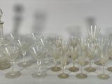 beaucoup de verres à vin et une carafe sur la table