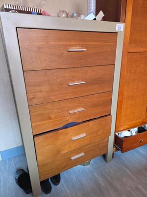 une grande commode à tiroirs dans une pièce