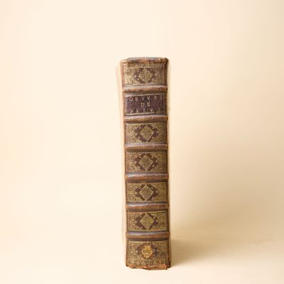 un vieux livre posé sur une table